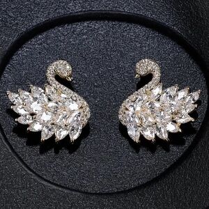 Luxury Swan Zircon Earrings – Elegant Sparkle for Any Occasion 🦢